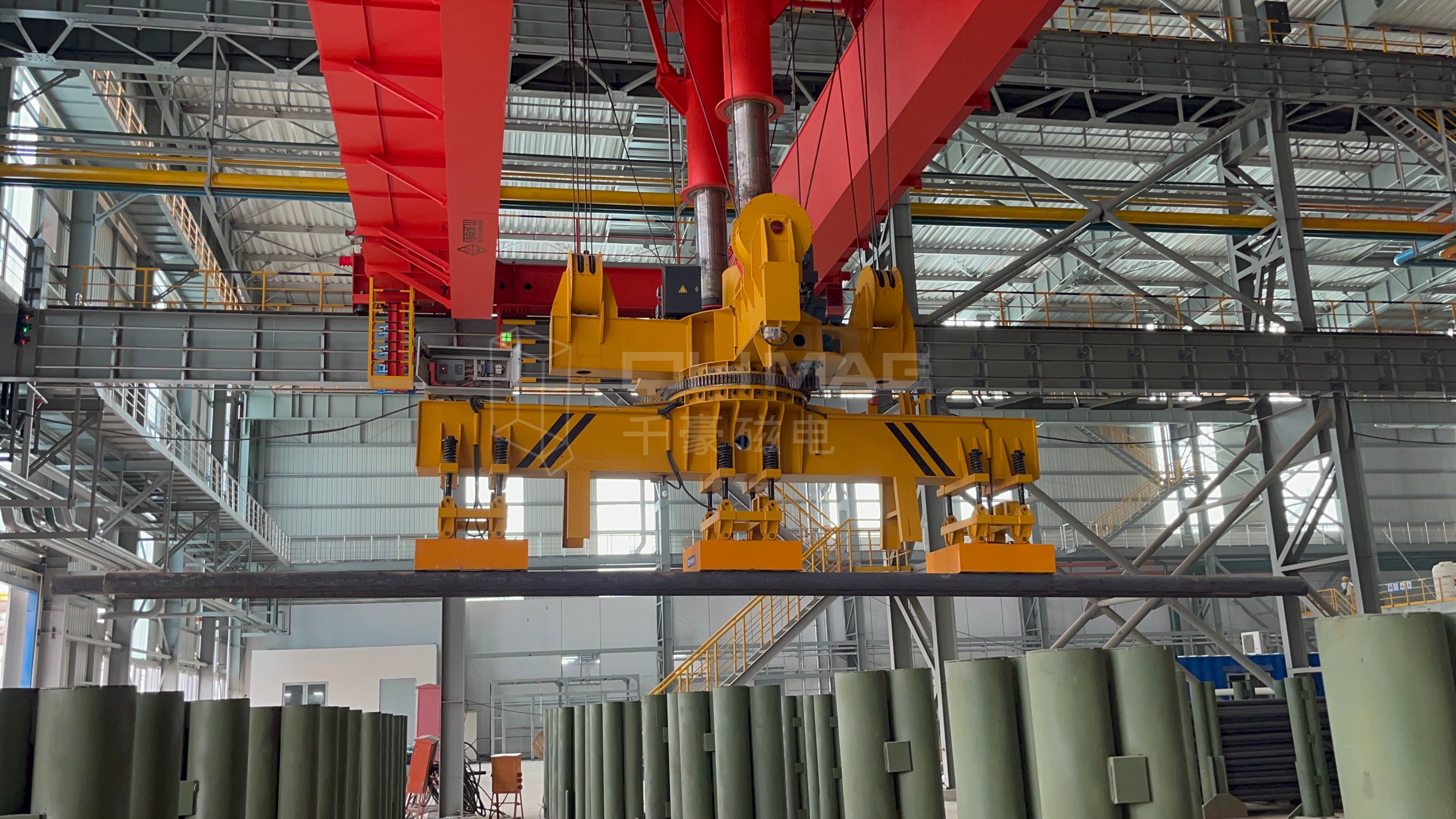 成排圓坯吊運(yùn)，圓坯吊運(yùn)，圓坯搬運(yùn)，吊圓坯，圓坯怎么吊，電永磁吊具，成排鋼管吊運(yùn)，一次吊一排圓坯，圓坯電永磁吊具，起重電永磁鐵，永磁起重器，起重電磁鐵，電磁吊，磁力吊，吊具，起重吊具，智能行車