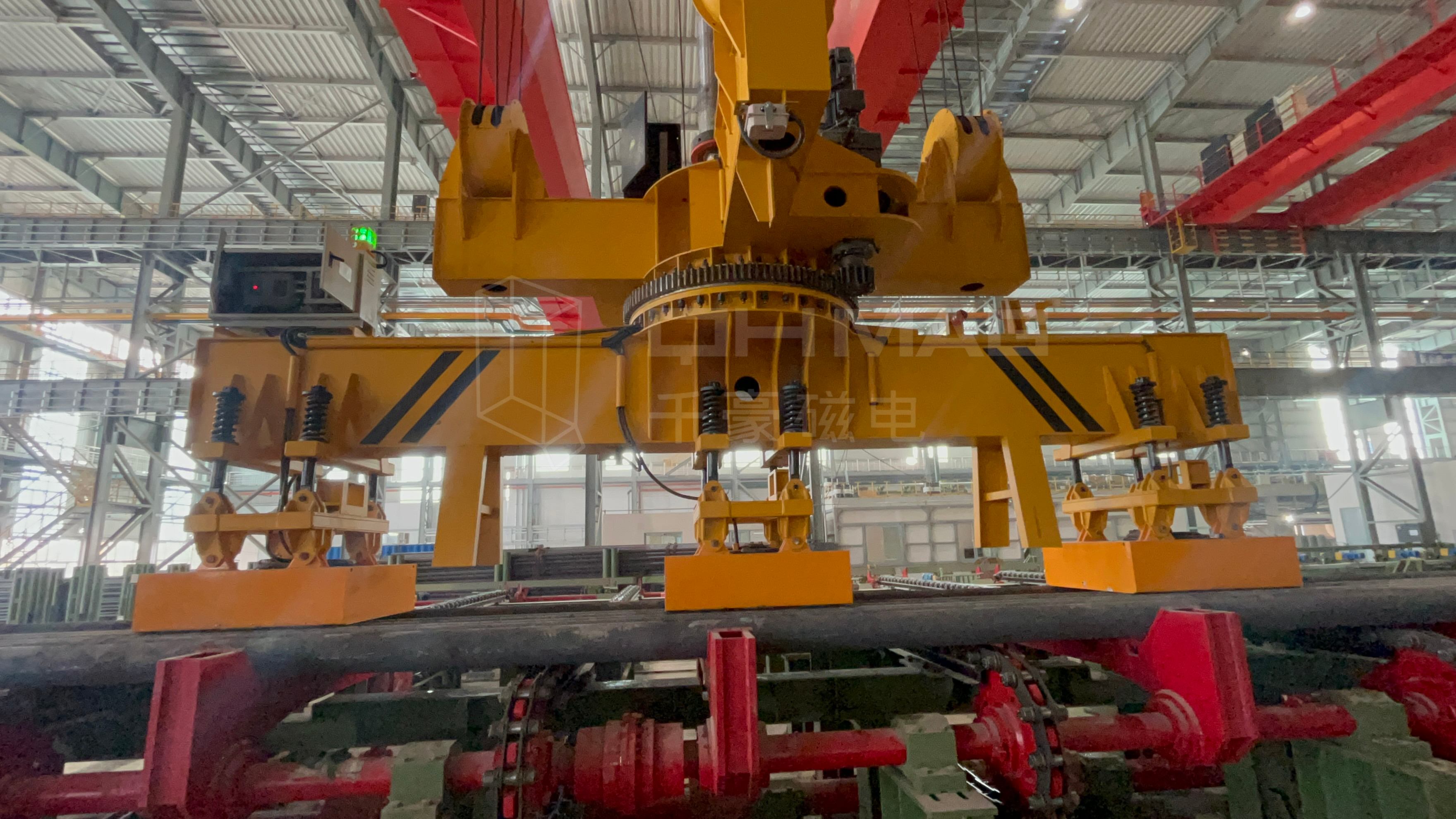 成排圓坯吊運(yùn)，圓坯吊運(yùn)，圓坯搬運(yùn)，吊圓坯，圓坯怎么吊，電永磁吊具，成排鋼管吊運(yùn)，一次吊一排圓坯，圓坯電永磁吊具，起重電永磁鐵，永磁起重器，起重電磁鐵，電磁吊，磁力吊，吊具，起重吊具，智能行車